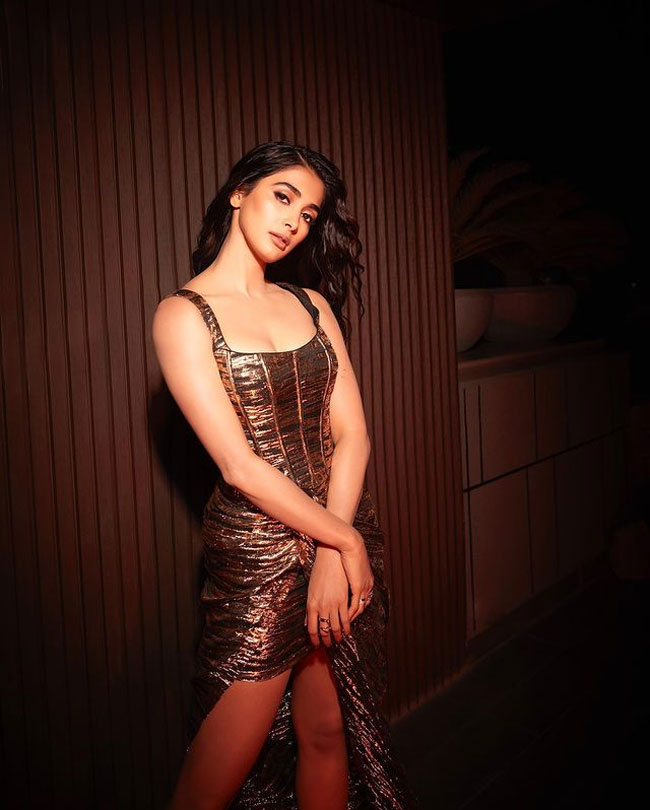 Pooja Hegde Sets The Stage On Fire At ZEE Awards